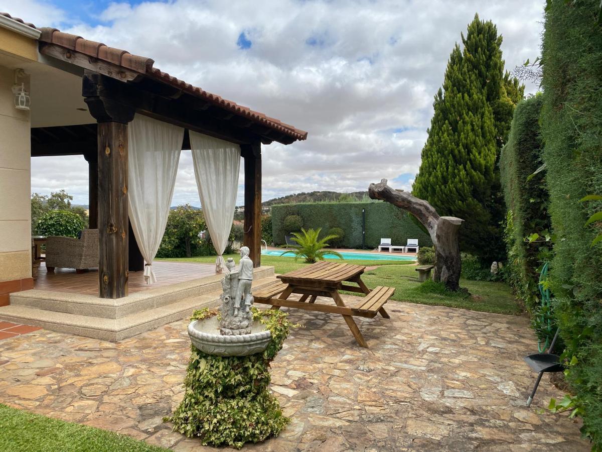 Jardin De La Yedra Guest House กาเซเรส ภายนอก รูปภาพ